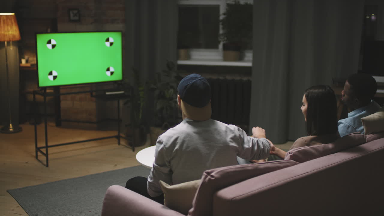 Amici che guardano una partita di calcio a casa