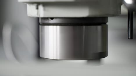 escena uhd de primer plano de la máquina de torno desacelerando para detenerse