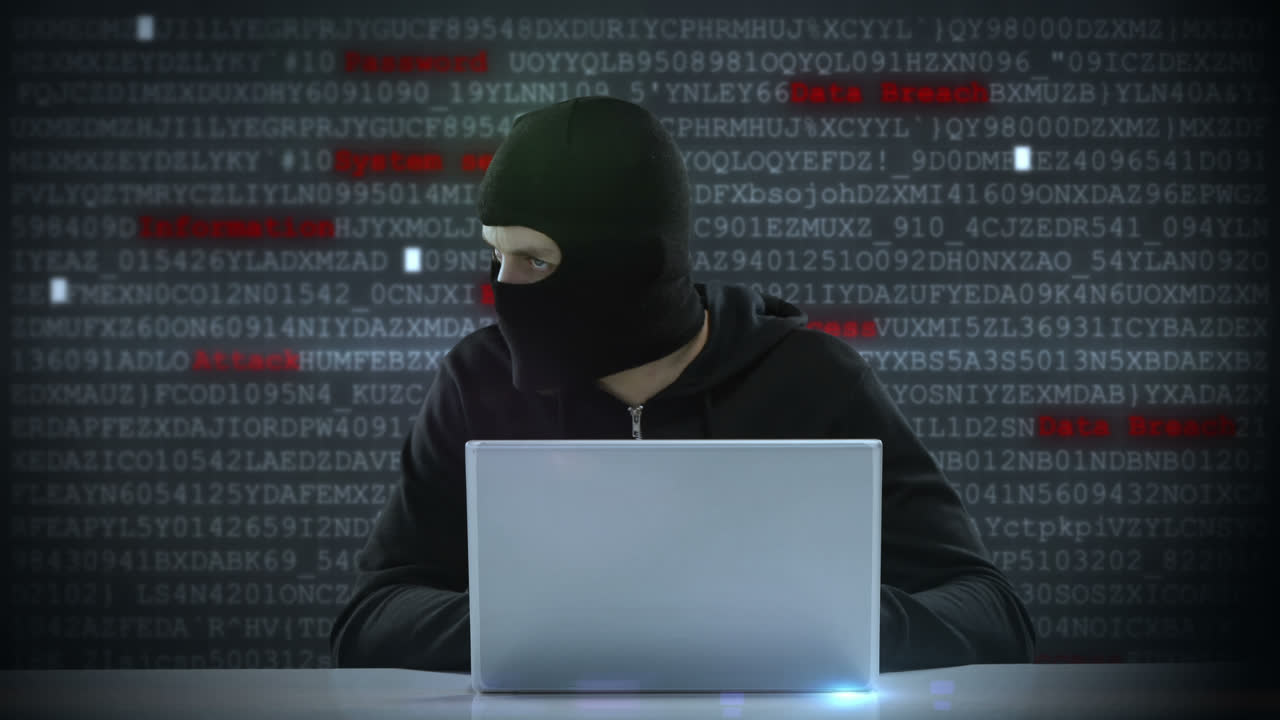 video compuesto de un hacker usando una computadora portátil