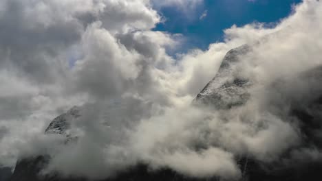 Gebirgswolken-Draufsichtlandschaft.-Schöne-Natur-Norwegen-Naturlandschaft