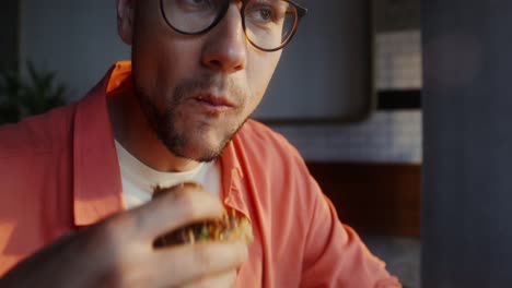 hombre trabajando en una computadora