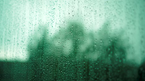 gotas de lluvia fluyendo hacia abajo en cámara lenta