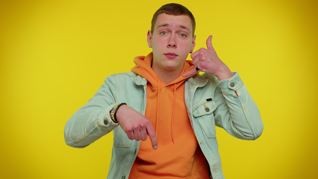 손 으로 전화 를 하는 사람