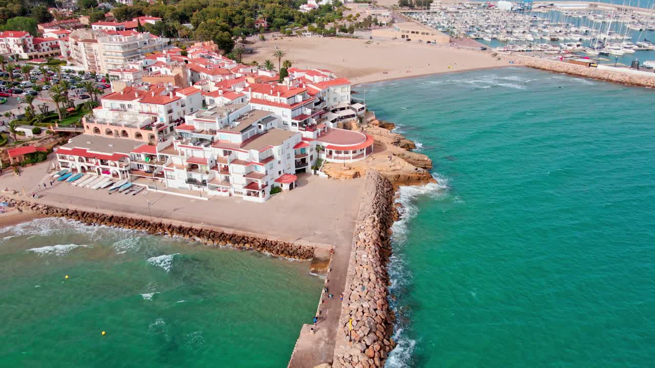 4K-droneoptagelser fra luften af El Roc de Sant Gaietà, en naturskøn beliggenhed