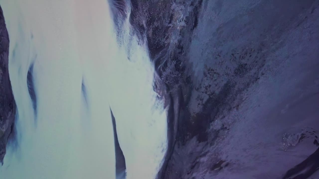 río glacial calcáreo que fluye a través del paisaje volcánico de islandia