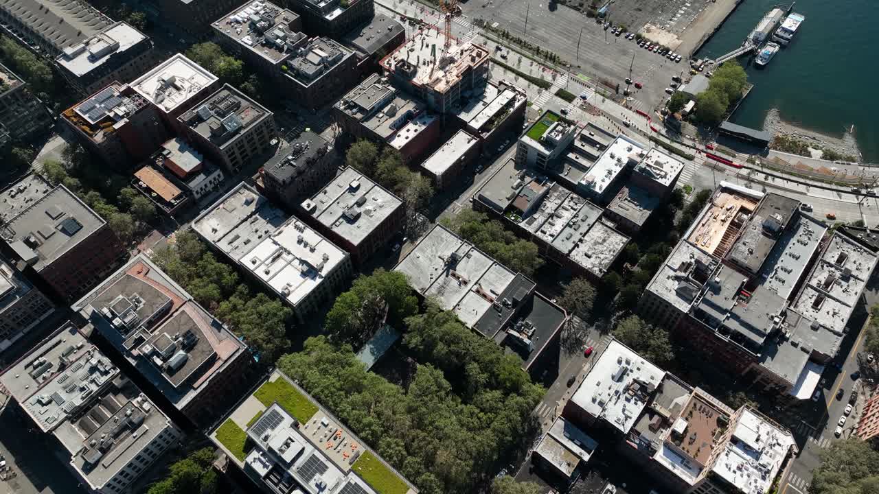 vista aérea de los muchos techos de edificios de apartamentos en el barrio de la plaza pionera de seattle, wa