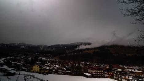 Nebel,-Der-Im-Winter-über-Der-Gemeinde-Kirchberg-In-Den-Alpen-Weht,-Zeitraffer-Ansicht