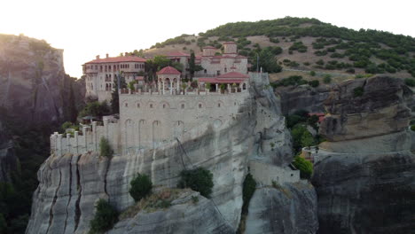 Majestuosos-Monasterios-De-Meteora-Y-Hermosa-Montaña-Durante-La-Puesta-De-Sol