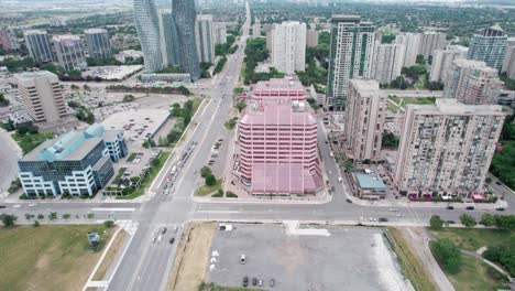 vista lateral lenta del dron de la ciudad