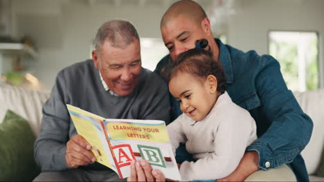 Abuelo,-Papá-Y-Niño-Leyendo-Un-Libro