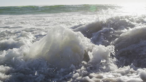 video von plastikspielzeug, das auf dem sand am strand liegt