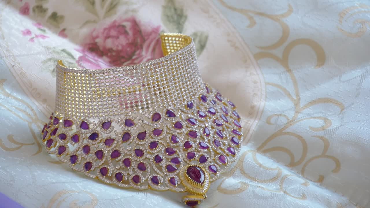 снимок красивого свадебного ожерелья