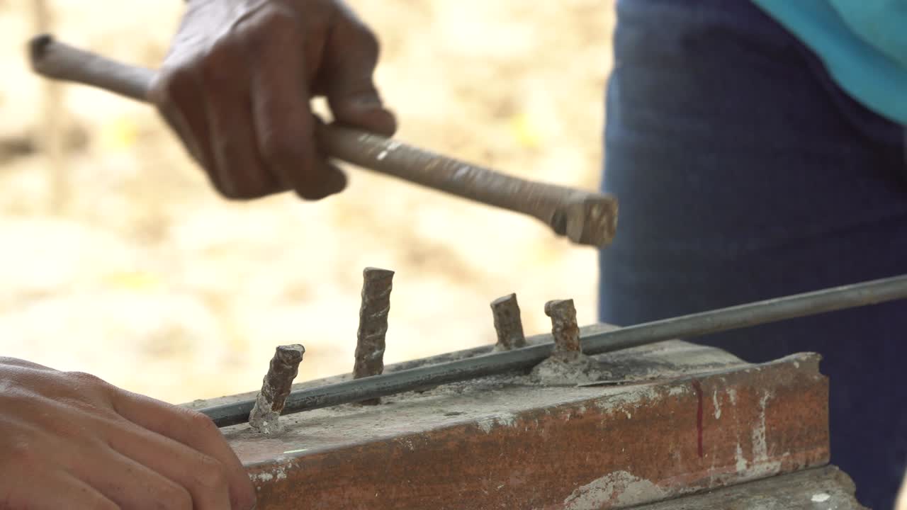 노동자가 철 라인을 사각형 모양으로 구부려 건설 건물로.