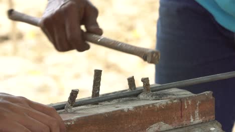 trabajador doblar línea de acero en forma cuadrada. para el edificio de construcción.