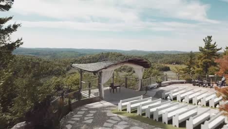 hermoso día soleado revelación del lugar de la ceremonia al aire libre le belvédère y luego para revelar las colinas de gatineau en el interior del país de quebec, canadá