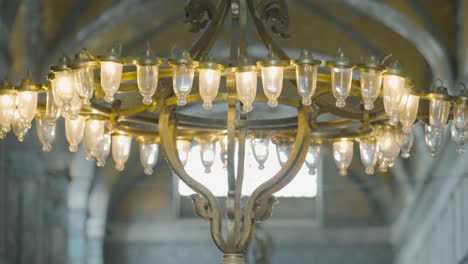 candelabro ornamentado en un edificio turco histórico