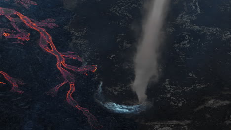 área cerca de un volcán activo, lava caliente, flujos piroclásticos, lahares, vista aérea