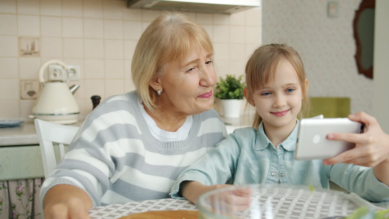 할머니와 손녀가 부에서 셀피를 찍고 있다