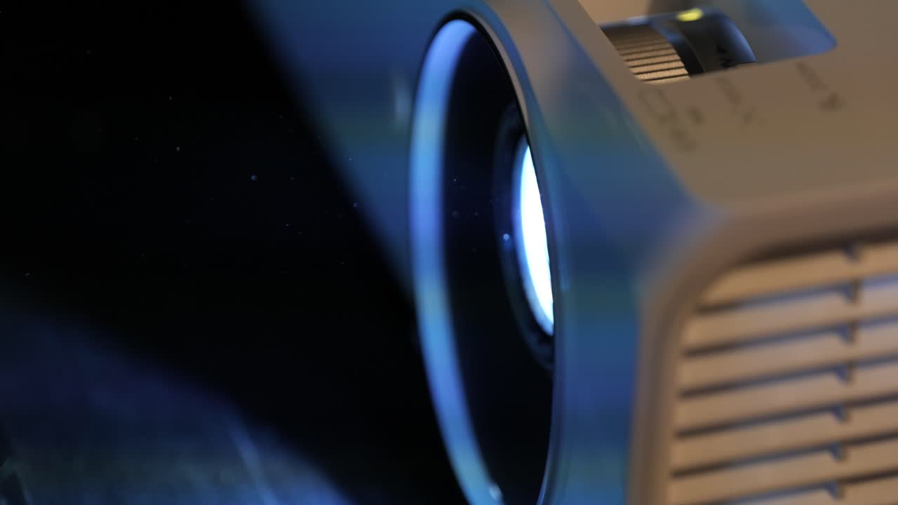 광선에 먼지가 있는 비디오 프로젝터