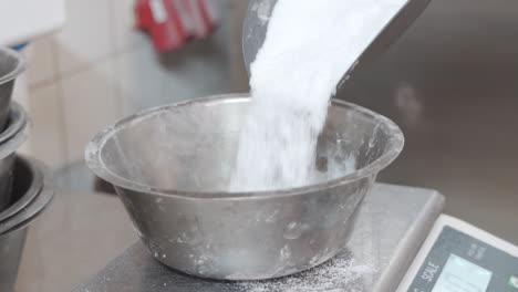 el azúcar de panadería se mide en una gran balanza metálica