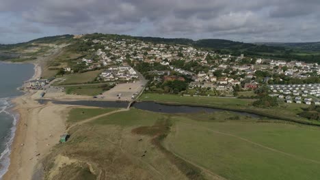 Luftaufnahme-Des-Dorfes-Charmouth-Aus-Dem-Osten