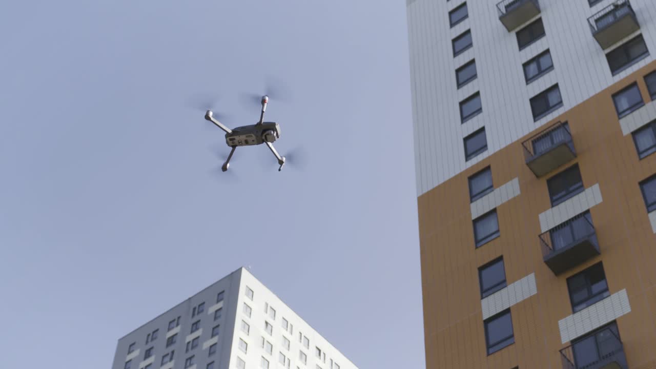 아파트 건물 위를 날아다니는 드론