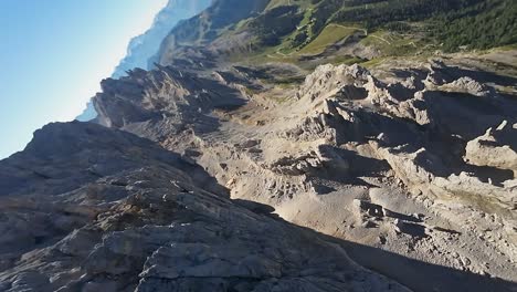 dramático vuelo de drones de fpv sobre la cordillera de las dolomitas en el sur de tirol