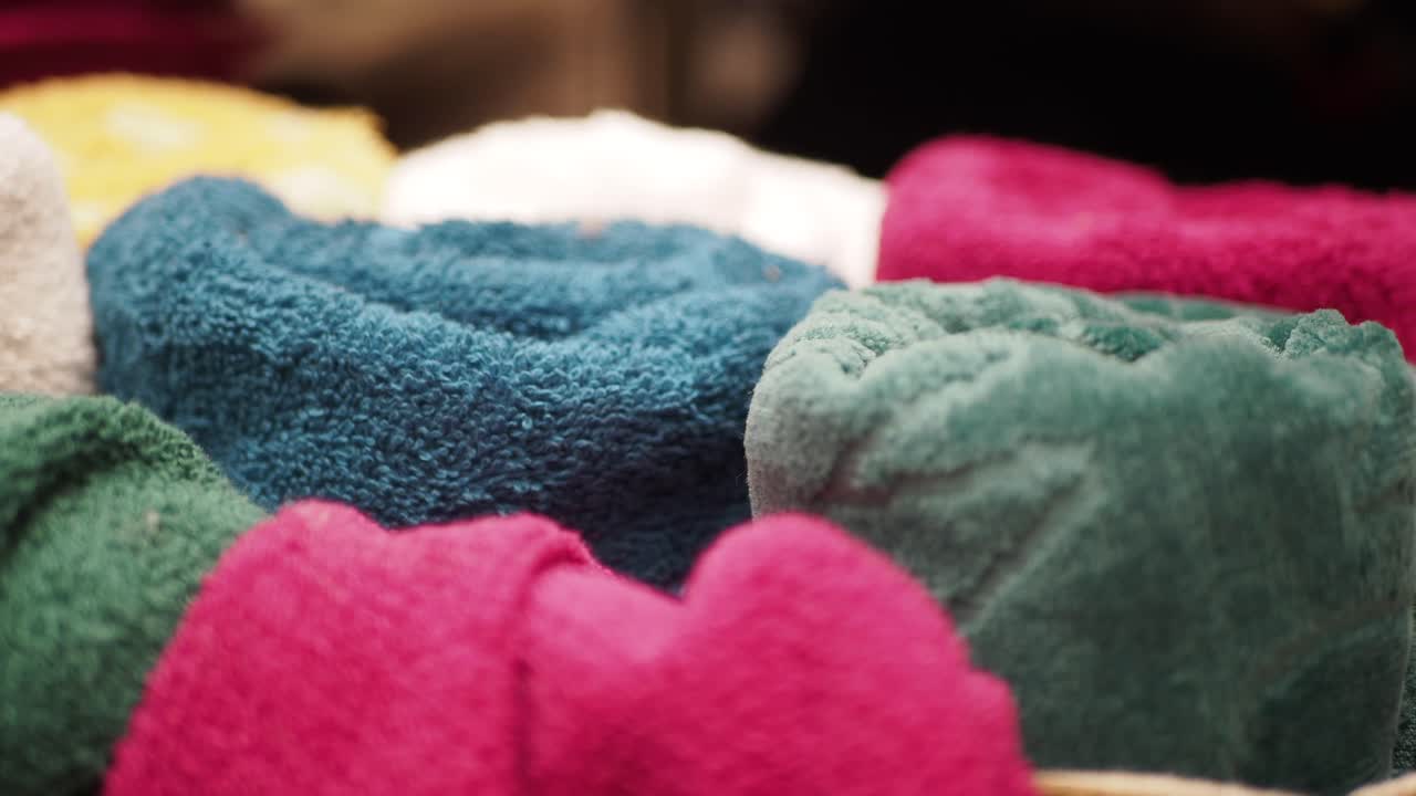 las toallas de colores enrolladas