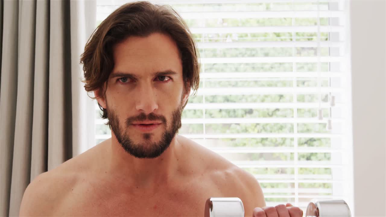 hombre haciendo ejercicio con pesas