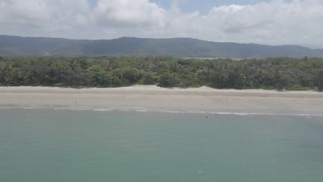 playa tropical de cuatro millas en port douglas, queensland, australia - toma aérea de drones