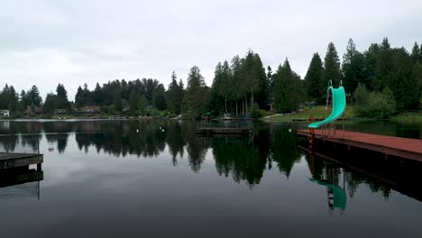 pintoresco muelle de natación con reflejos en el prístino lago pipe en el estado de washington