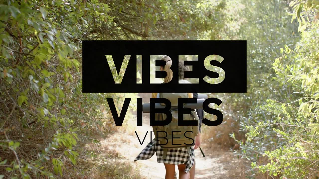 Mujer excursionista recorriendo un sendero con mochila, con una superposición de 'VIBES' que aparece, oculta y revela un claro para el viaje