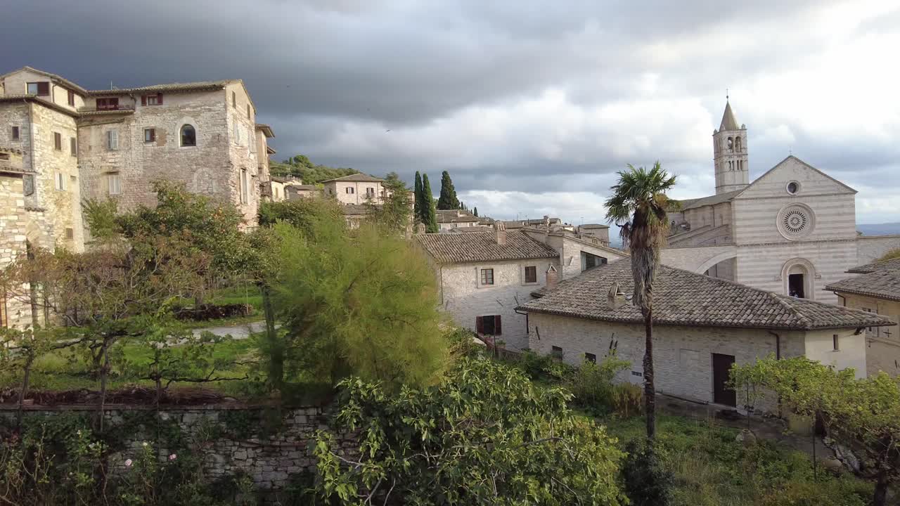 vista por la ventana de la ciudad medieval de asís, italia paisaje y iglesias
