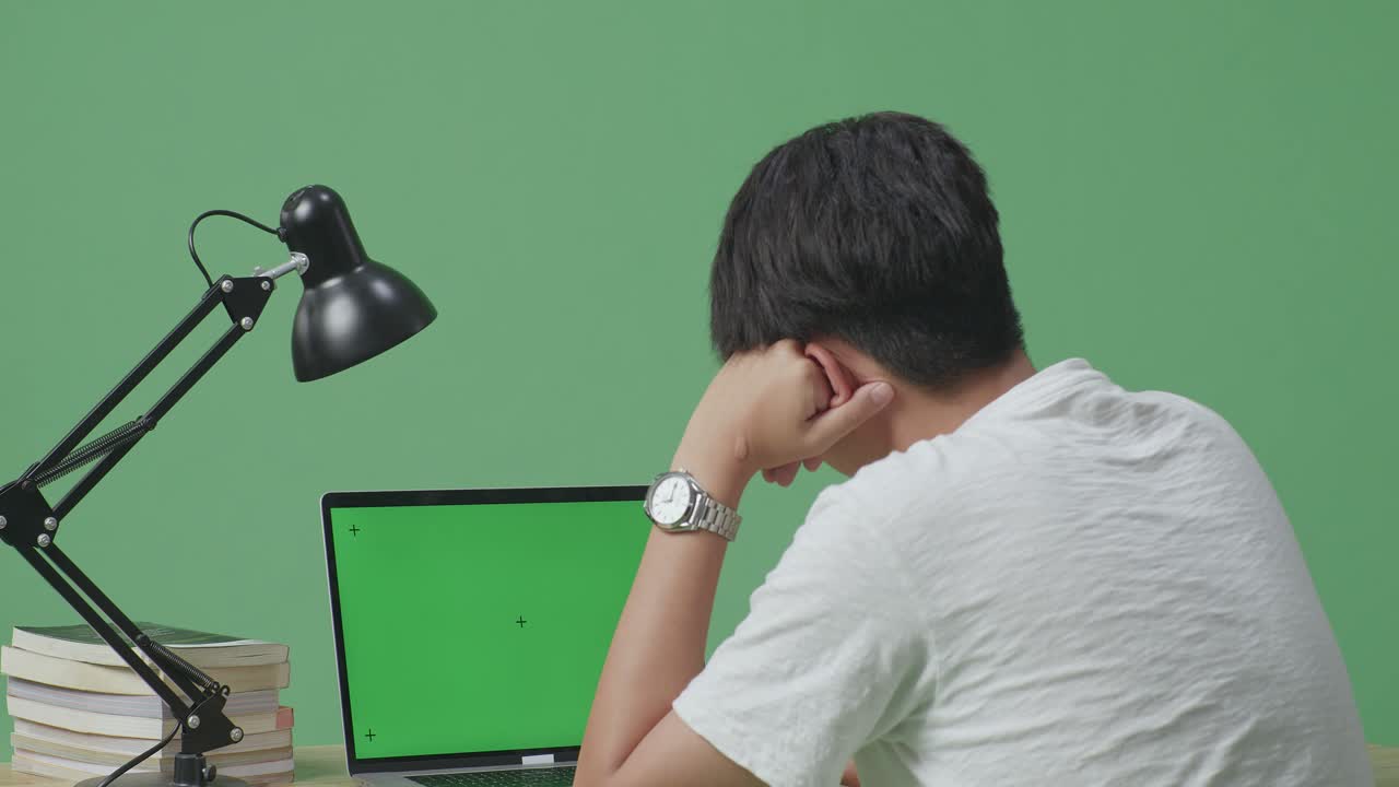 노트북에서 일하는 학생