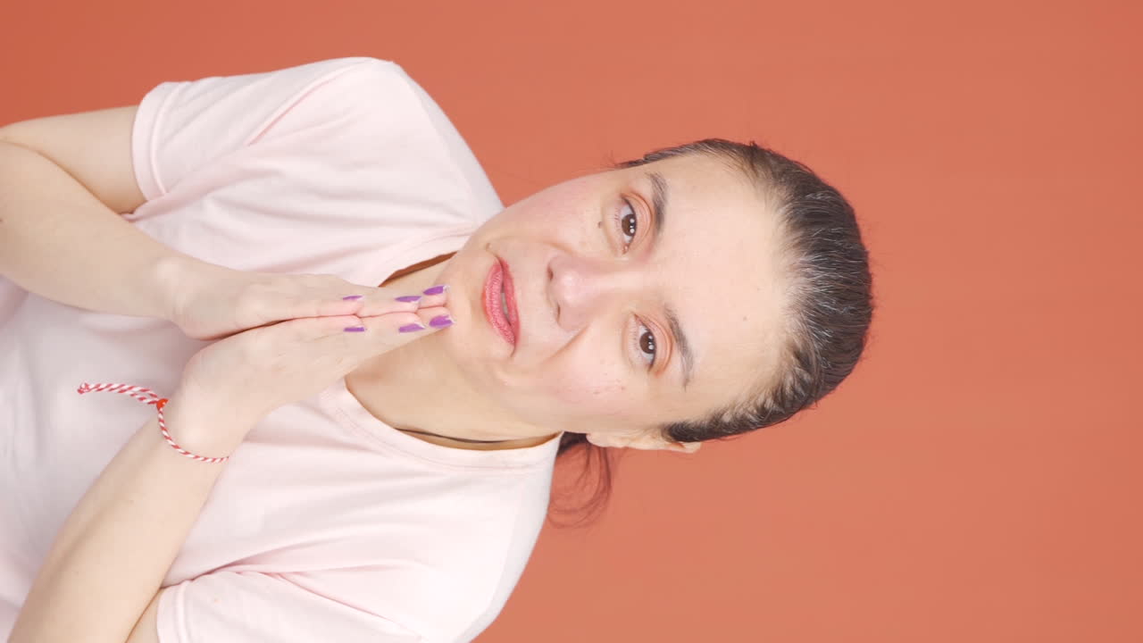 vídeo vertical de una mujer disculpándose mirando a la cámara.