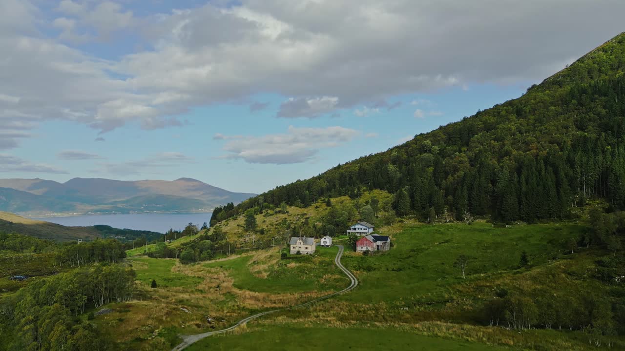 노르웨이 의 볼다 지방 자치체 에 있는 라우프스타드 근처 에 있는 전형적 인 외 ⁇  집 들 위 에 있는 공중