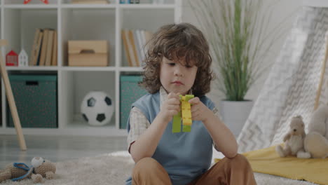 niño jugando con bloques de construcción