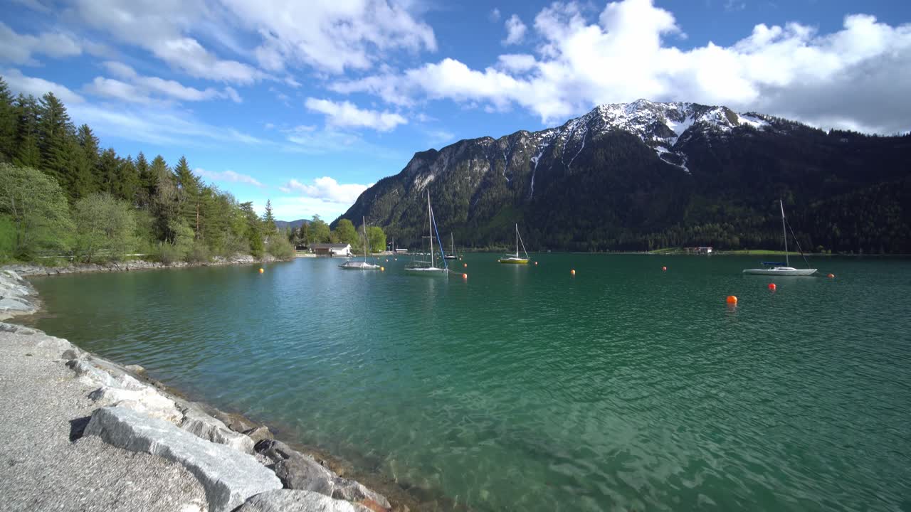 티롤의 아헨 호수에 있는 보트와 요트