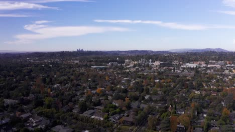 Amplia-Toma-Aérea-De-Pasadena-Con-El-Centro-De-Los-Angeles-En-La-Distancia