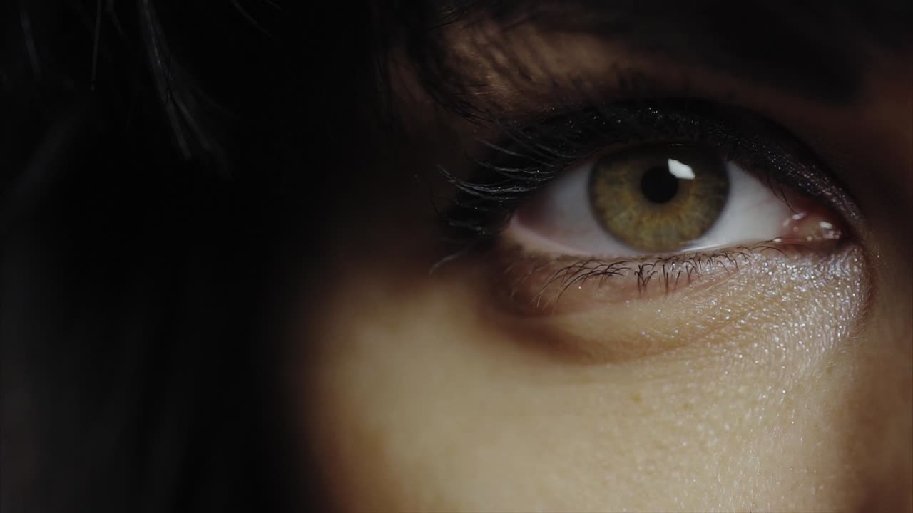 primer plano de los ojos de la mujer con maquillaje