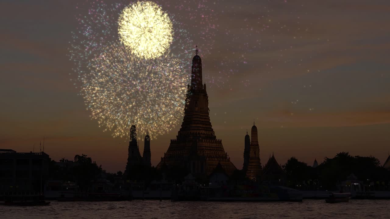Unos fuegos artificiales vibrantes explotan en el cielo nocturno sobre la silueta de un templo budista histórico