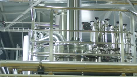 cervecería artesanal moderna. producción de cerveza artesanal. equipo moderno en la cervecería, tanques metálicos, producción de bebidas alcohólicas