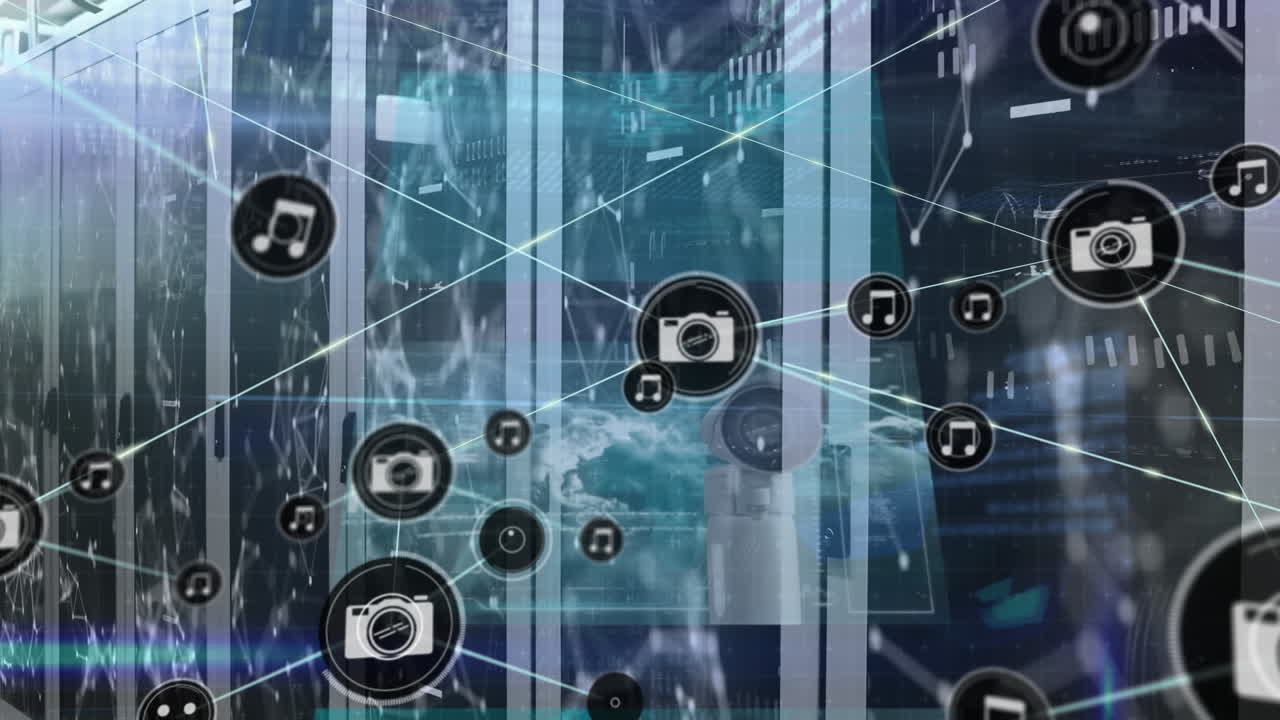 Animation af forbundne ikoner, forbundne prikker og flere infografiske grænseflader over serverrum