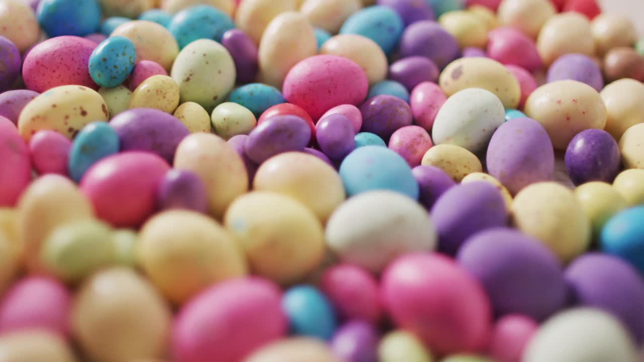 나무 표면 에 장식 된 다채로운 이스터 달 ⁇  의 비디오