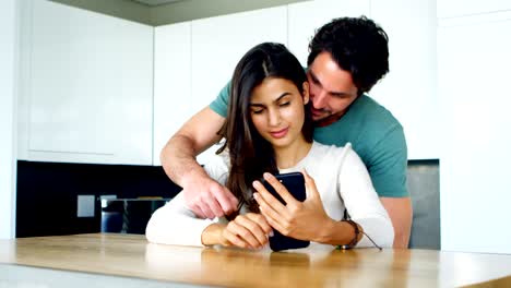 hombre besando a una mujer mientras usa teléfono móvil 4k
