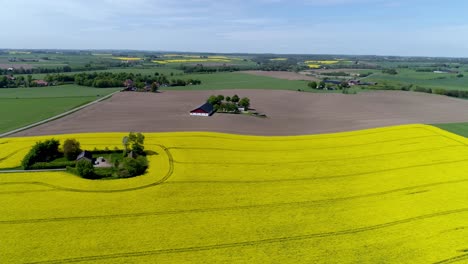 Strukturen,-Die-Von-Landwirtschaftlichem-Gelände-In-Einem-Abgelegenen-Gebiet-Umgeben-Sind