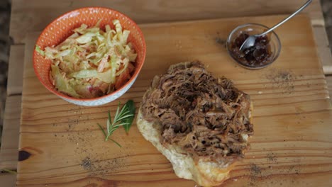 hamburguesa de cerdo desmenuzada de puesto agrícola con ensalada de col
