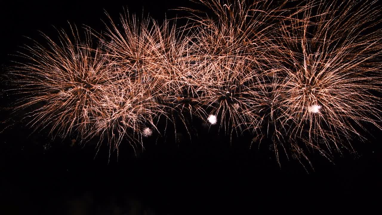 largo tiempo bucle sin interrupciones de espectáculo de fuegos artificiales de color real por la noche durante el día festivo nacional, fiesta de año nuevo 2022