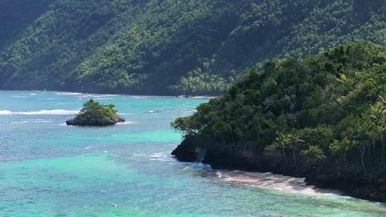 vista aérea que muestra la costa verde de ermitano con el mar azul del caribe en verano