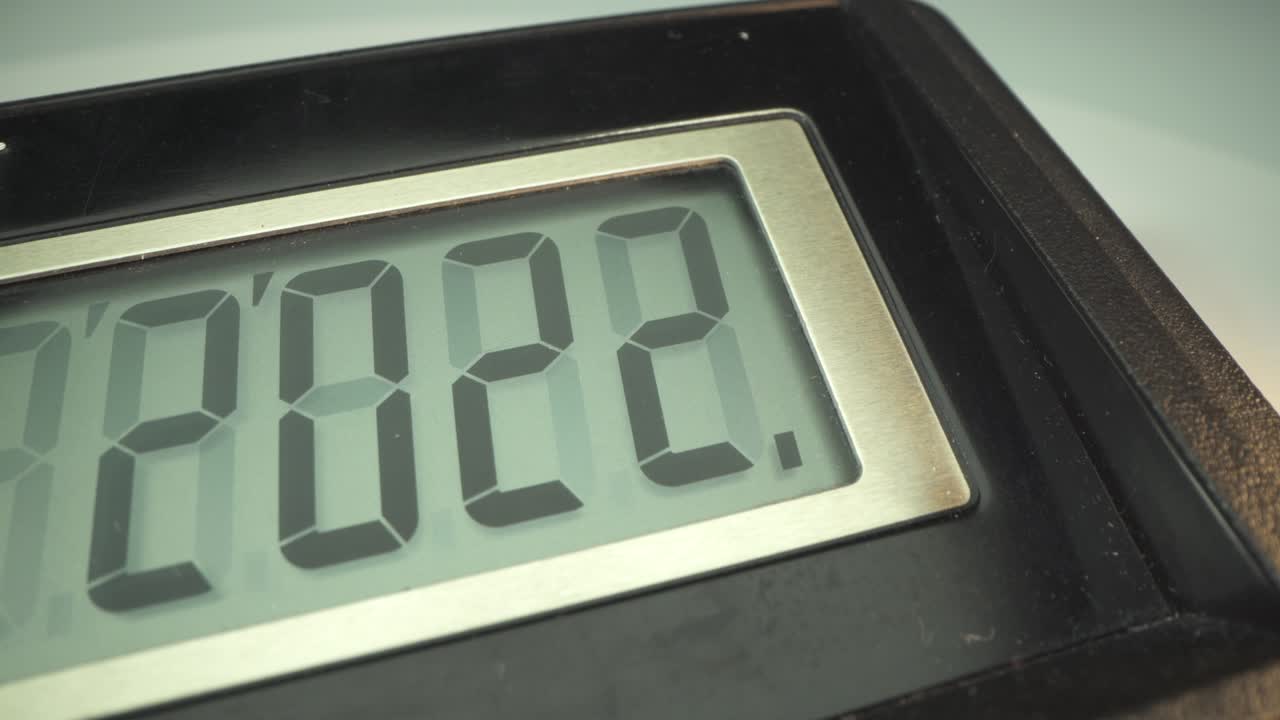 2022 rebotando en las cuerdas cambiando los números al nuevo año 2022.